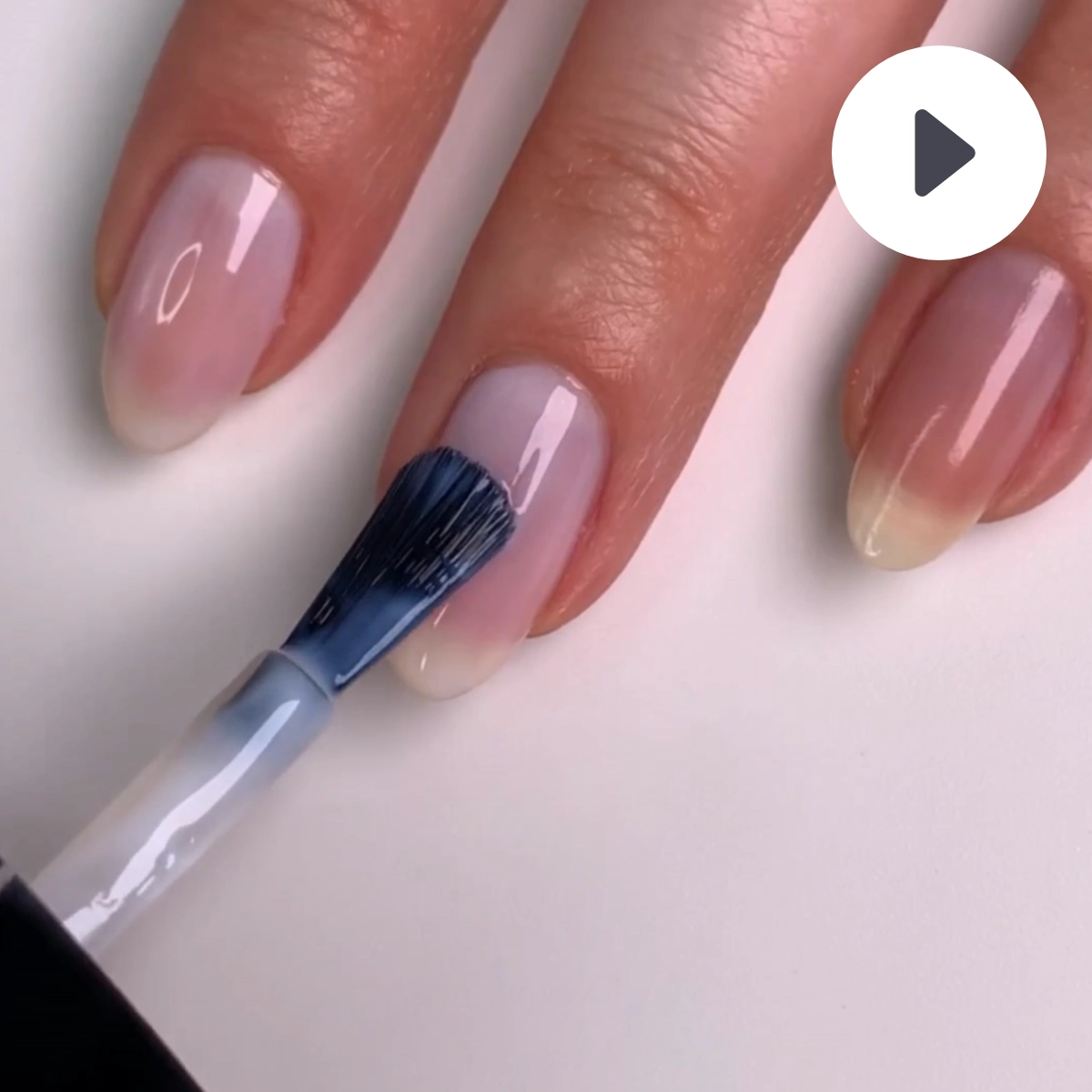 Video LONDONTOWN kur Illuminating Nail Concealer Rozjasňovač nechtov